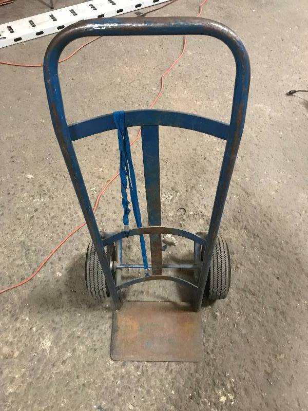 lot 89 image: 2-wheel dolly, pneumatic tires