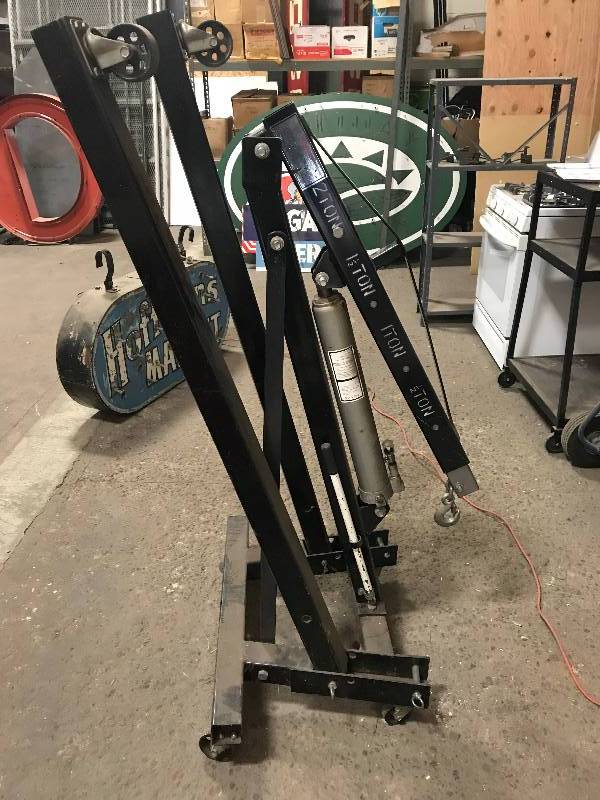 lot 75 image: Folding engine hoist, 2 ton capacity