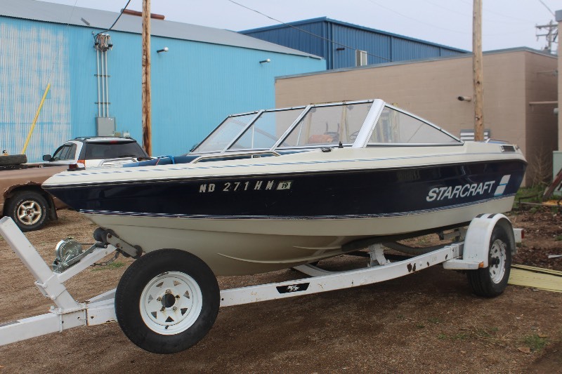 lot 2476 image: 1991 StarCraft Boat with Trailer