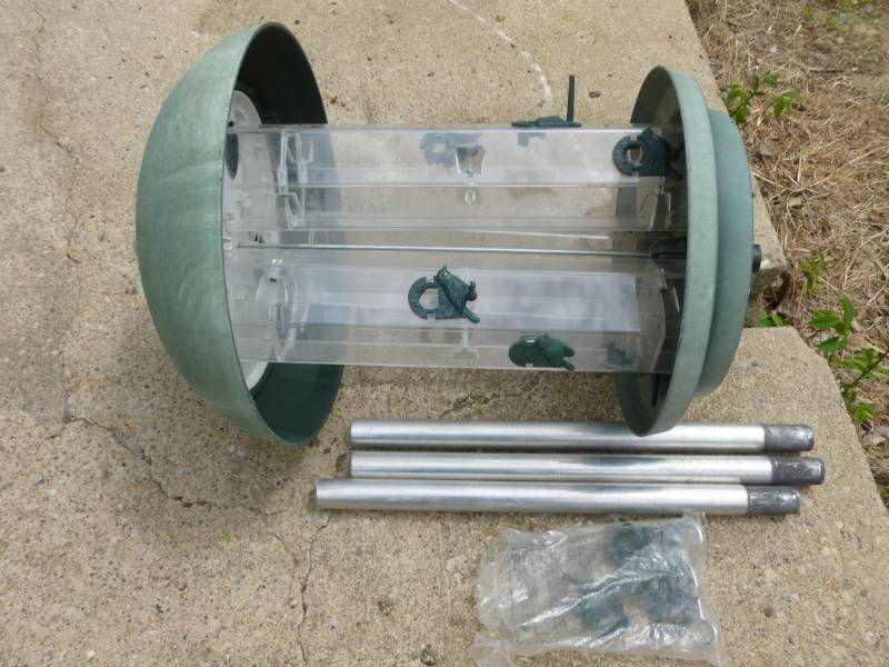 lot 19 image: Bird Feeder