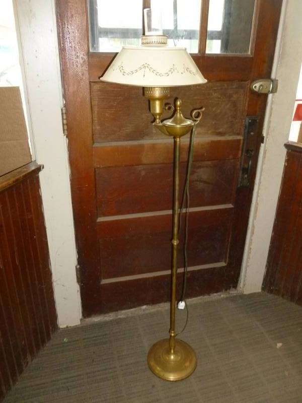 lot 22 image: Vintage Floor Lamp