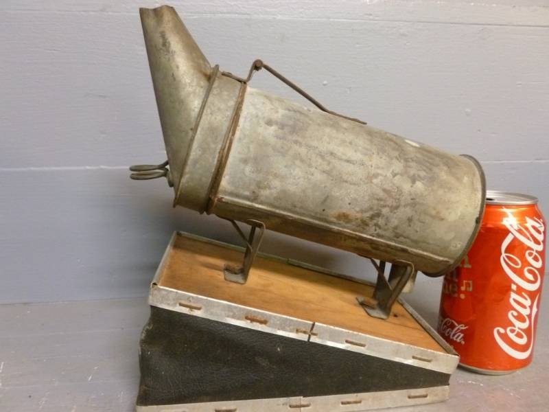 lot 28 image: Vintage Bee Duster