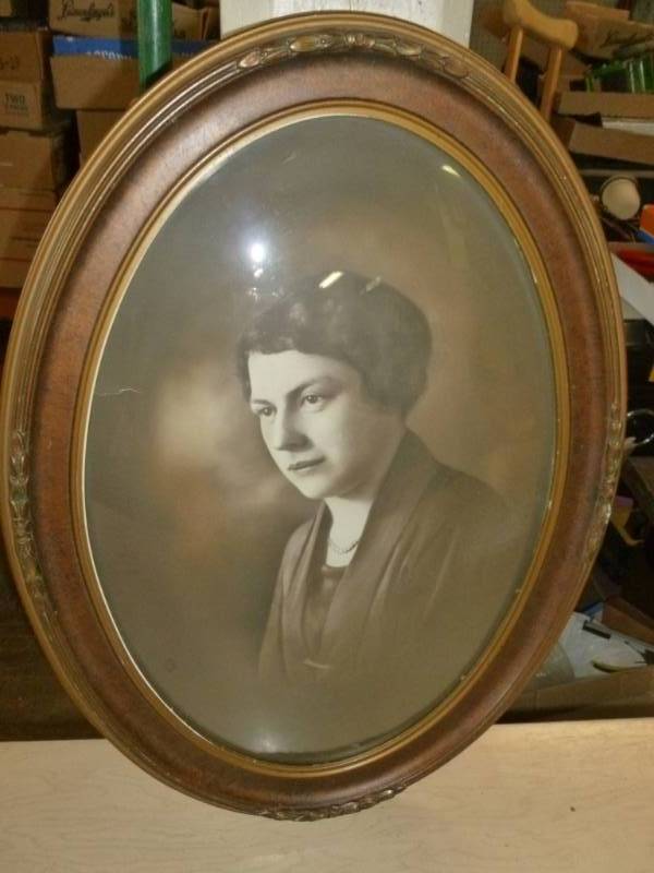 lot 30 image: Antique Picture
