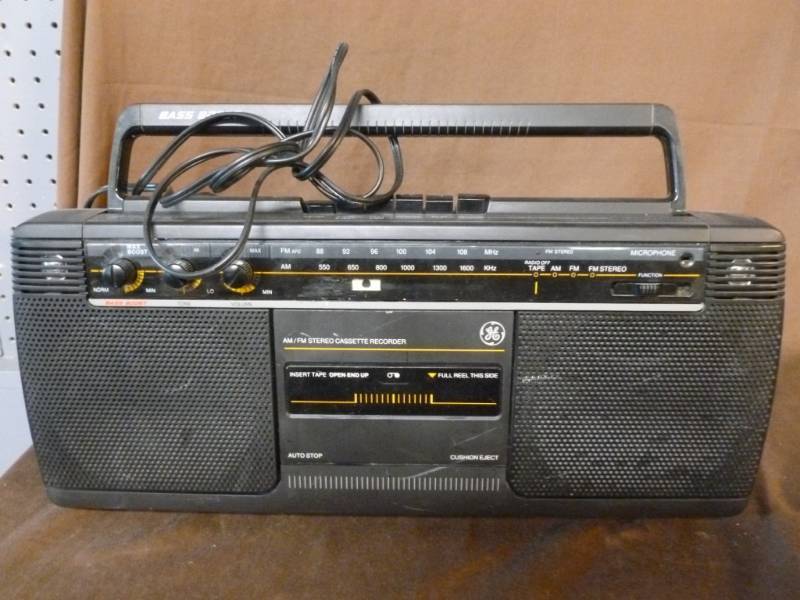 lot 44 image: Shelf Radio