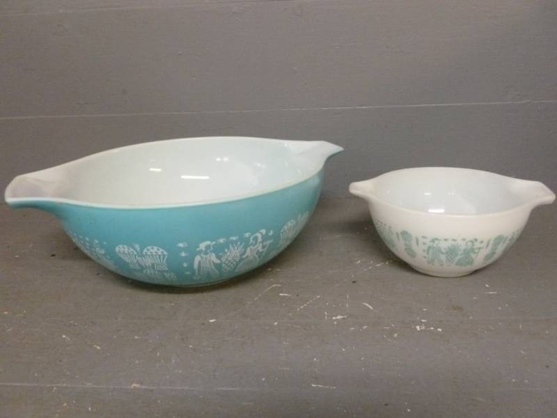 lot 55 image: Vintage Pyrex Bowl Set