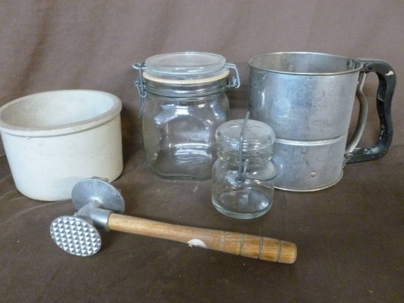 lot 59 image: Vintage Items
