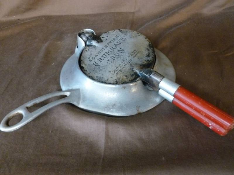 lot 61 image: Vintage Krumkake Iron