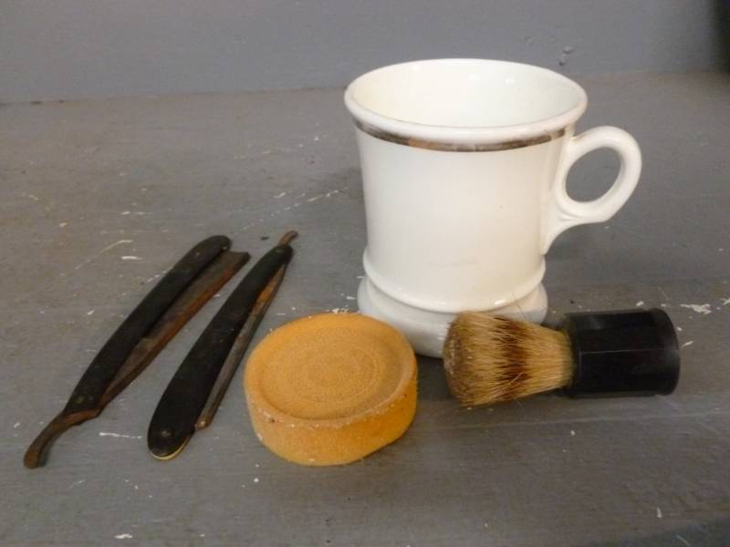 lot 66 image: Vintage Shaving Items