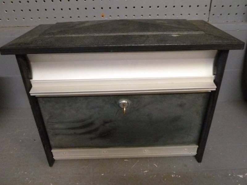 lot 76 image: Mailbox