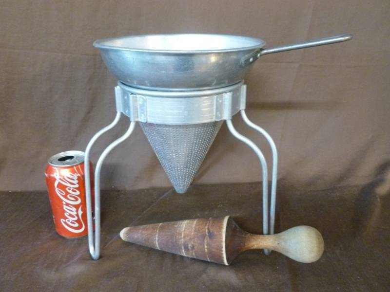 lot 90 image: Vintage Colander