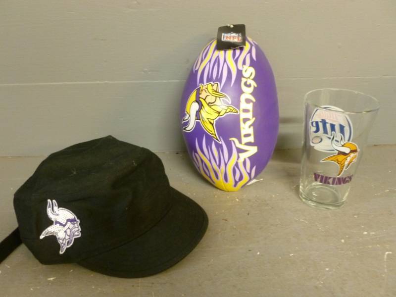 lot 109 image: Minnesota Vikings Collectibles