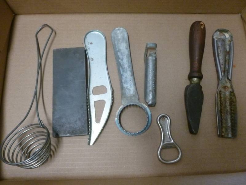 lot 124 image: Vintage Fishing Items