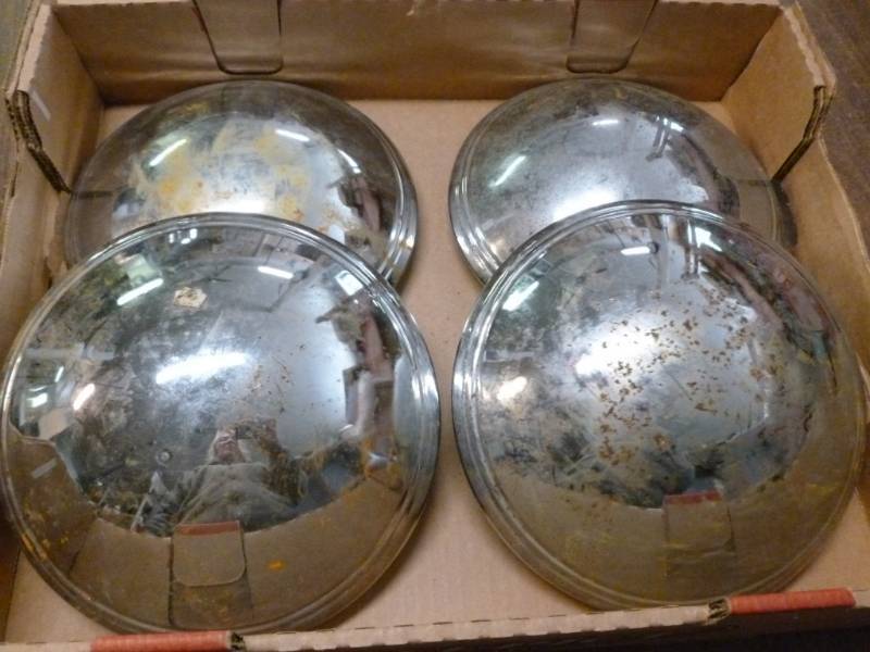 lot 171 image: Vintage Hub Caps