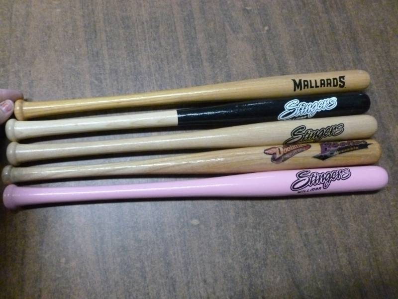lot 199 image: Souvenir Baseball Bats