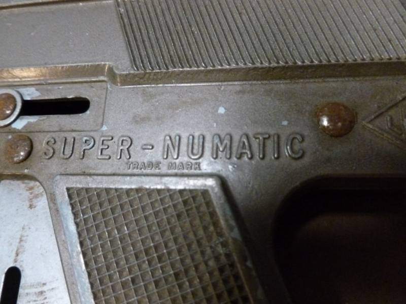 lot 213 image: Vintage Cap Gun