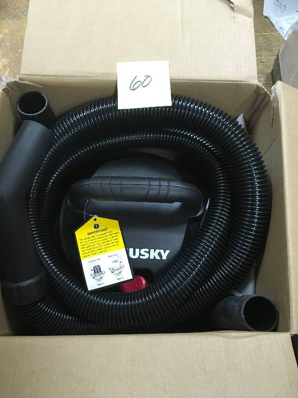 lot 60 image: Husky 4 galoon wet and dry vaccum in good condition