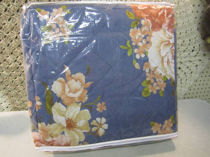 lot 42 image: Full Size Beadspread Set  A-4...