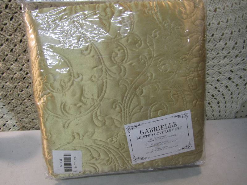 lot 43 image: Full Size Skirted Beadspread Set  A...