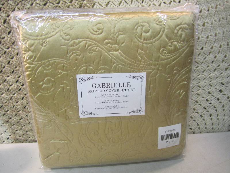 lot 44 image: Full Size Skirted Beadspread Set  A...