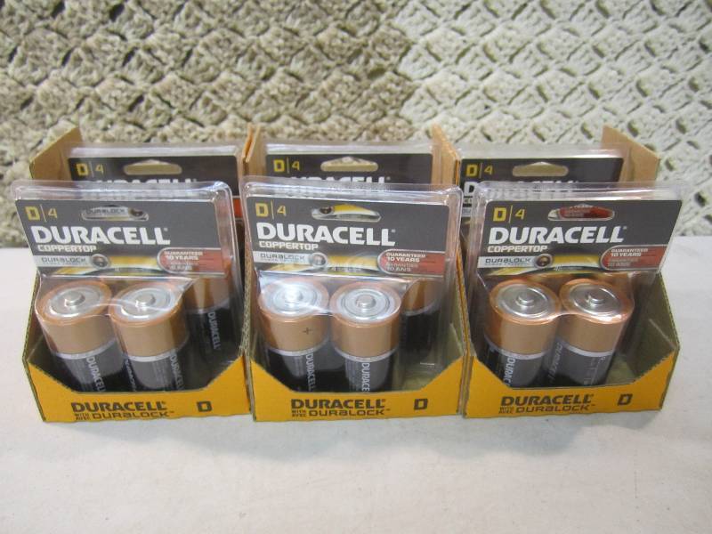 lot 107 image: 24 Duracell Coppertop D Batteries 6...