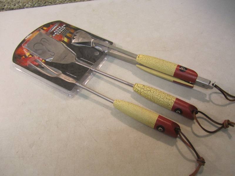 lot 111 image: Teton Grill Co. 3-Piece Pure Grilli...