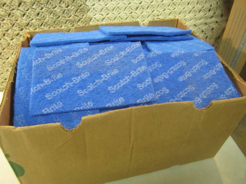 lot 115 image: Box Full of Scotch-Bright Pads Full...