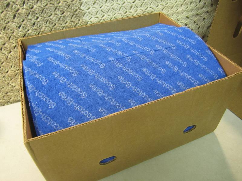 lot 116 image: Box Full of Scotch-Bright Pads Full...
