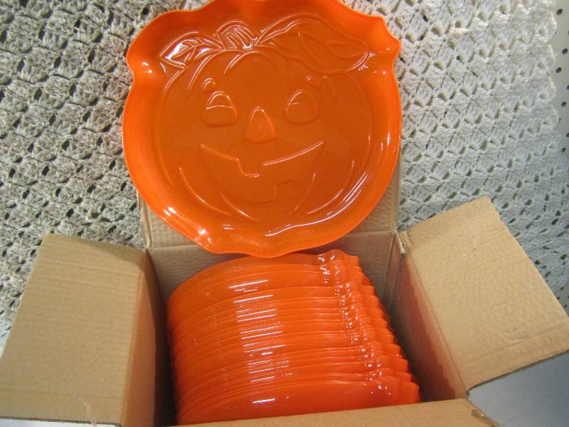 lot 139 image: Case of 24 Plastic Pumpkin Trays 11...
