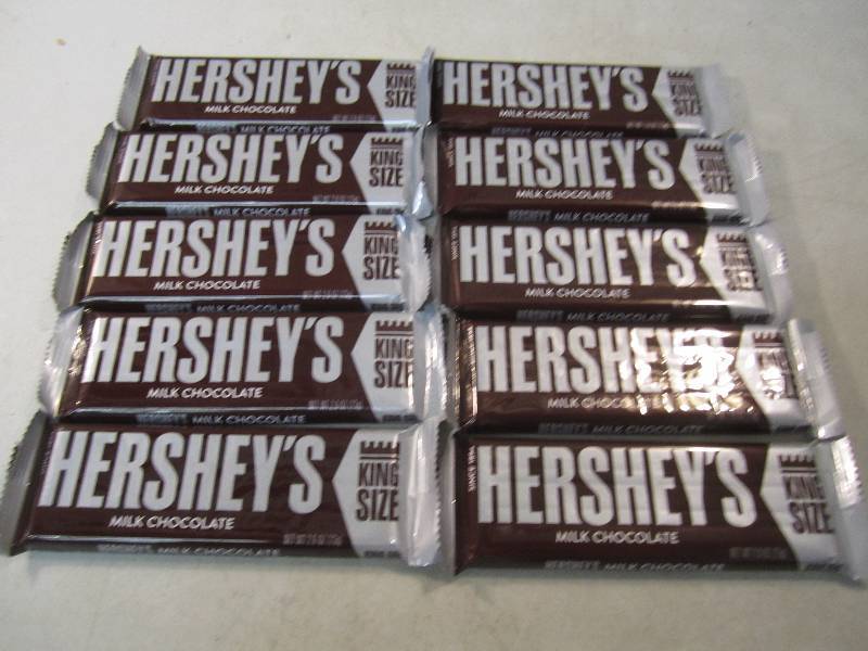 lot 183 image: 10 King Size Hersheys Milk Chocolat...