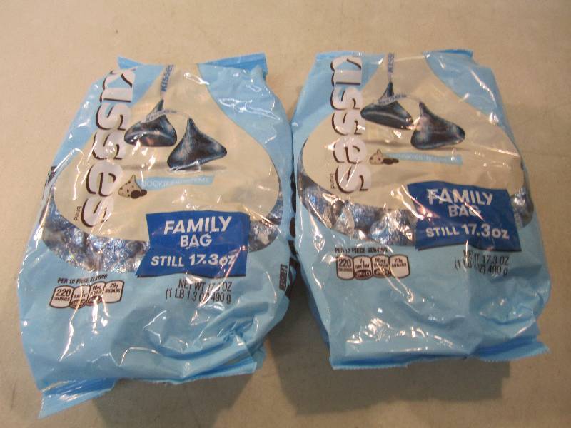 lot 208 image: 2 Family Bags Hersheys Cookies n C...