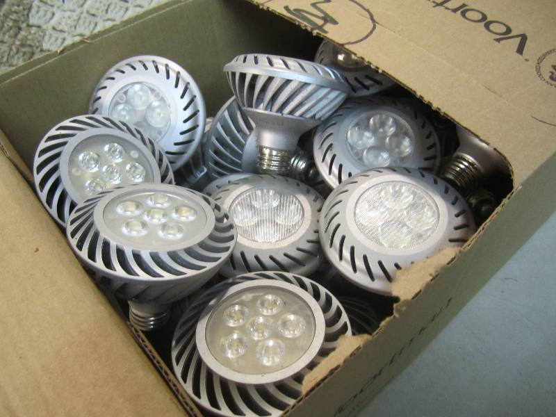 lot 271 image: 36 LED Lights 33- 4 LEDs and 3 - 5...
