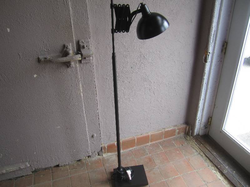 lot 281 image: Expandable Floor Lamp Black 58.5 t...