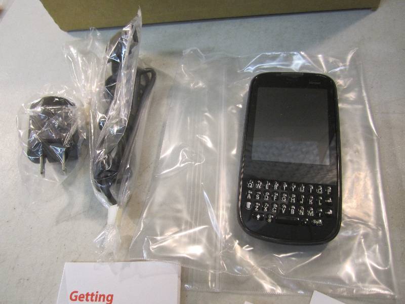 lot 304 image: Verizon Palm Pixi Plus Cell Phone L...