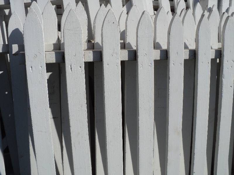 lot 2 image: 9 panels of white picket fencing - ...
