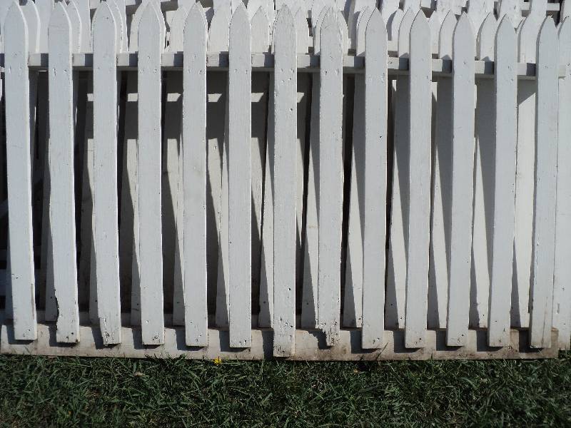 lot 3 image: 2 gates and 5 panels white picket f...