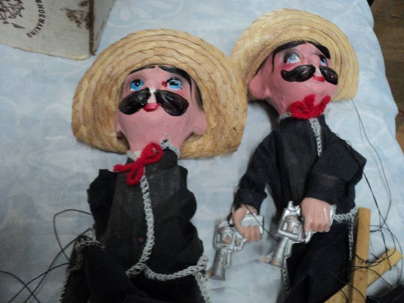 lot 18 image: puppet show characters...