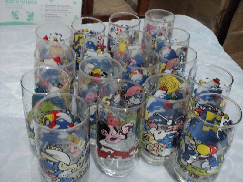 lot 28 image: 17 Smurf glasses...