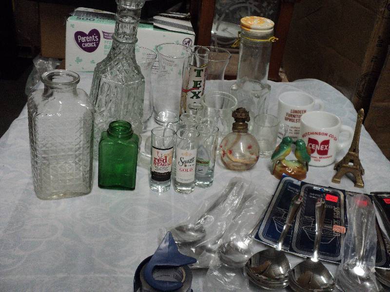 lot 31 image: collectible glassware and serving p...