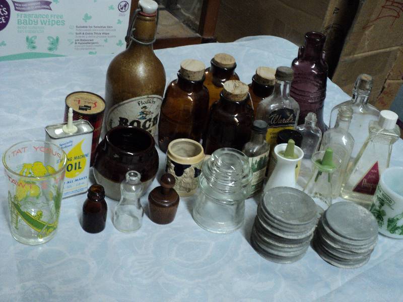 lot 33 image: box of vintage collectibles...