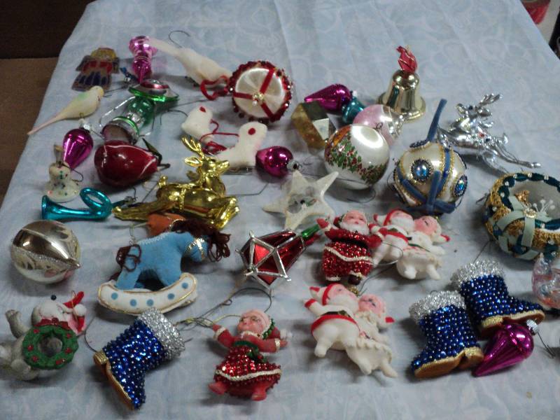 lot 61 image: box of vintage Christmas ornaments...