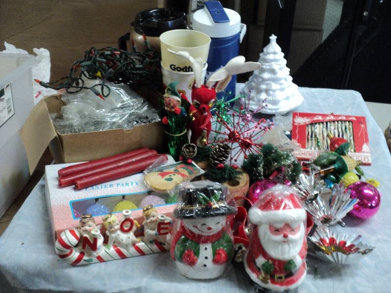lot 65 image: tote of vintage Christmas dcor an...