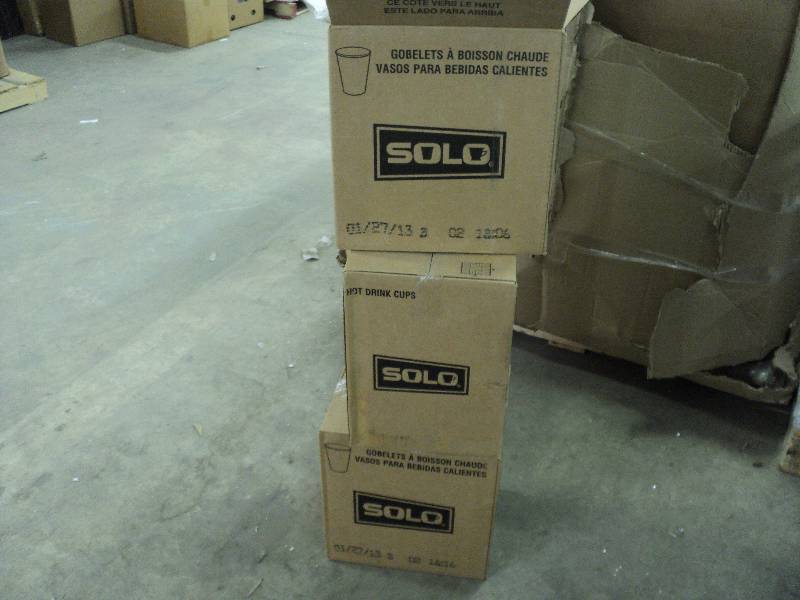 lot 208 image: 3000 4 ounce Solo hot drink cups...