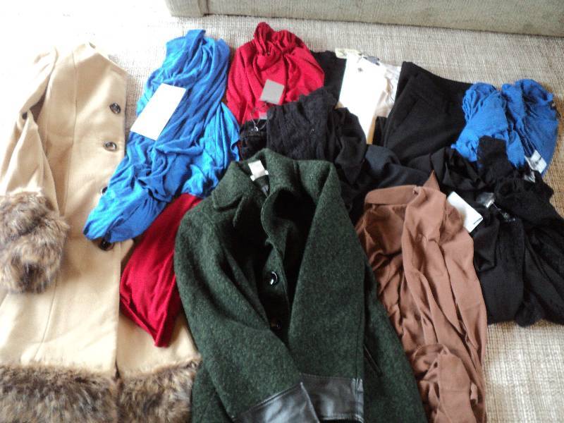 lot 301 image: 12 articles of new clothing size S ...
