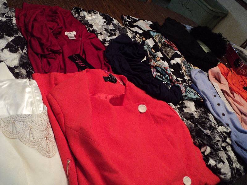 lot 305 image: 13 articles of new clothing size 18...
