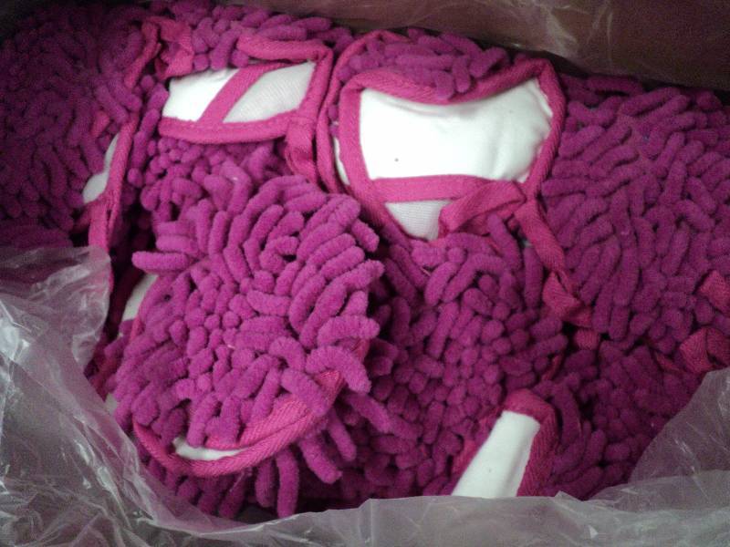 lot 385 image: box of 200 Fizzy Finger duster...