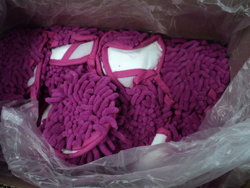 lot 386 image: box of 200 Fizzy Finger duster...