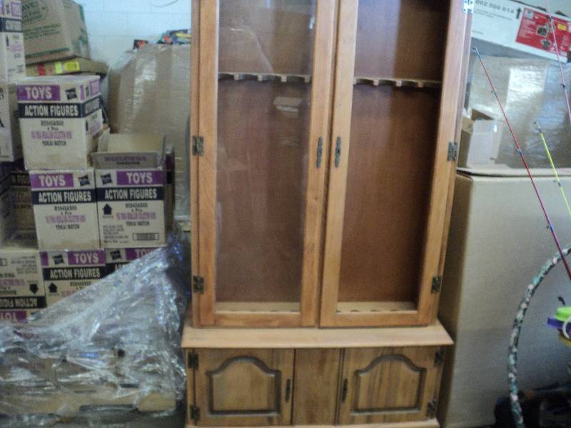lot 396 image: 10 Gun Cabinet - missing glass on 1...