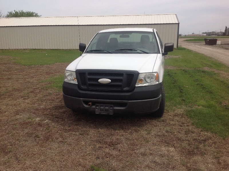 lot 2 image: 2006 Ford F150XL 2WD Pickup