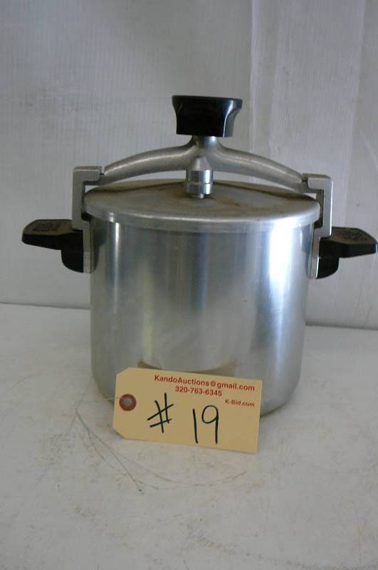 lot 19 image: Pressure cooker Wear-Ever 6 quarts