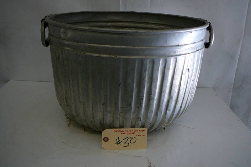 lot 30 image: Alum Tub with handles 19 x 13